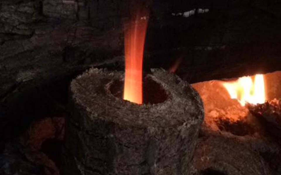 Plan rapproché d'un feu avec du bois de chauffage
